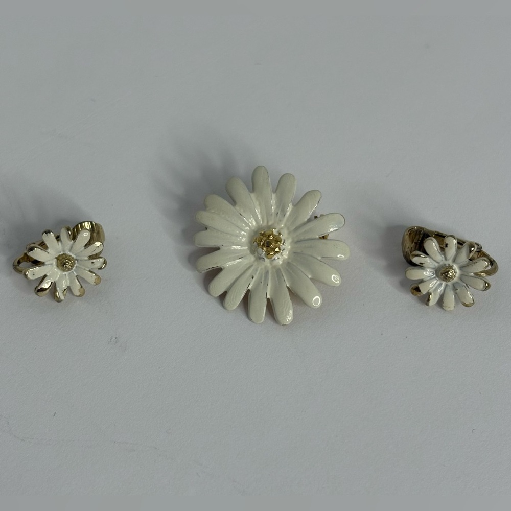 Vintage Brooch and Clip On Earrings White and Gold Flower Jewelry Set